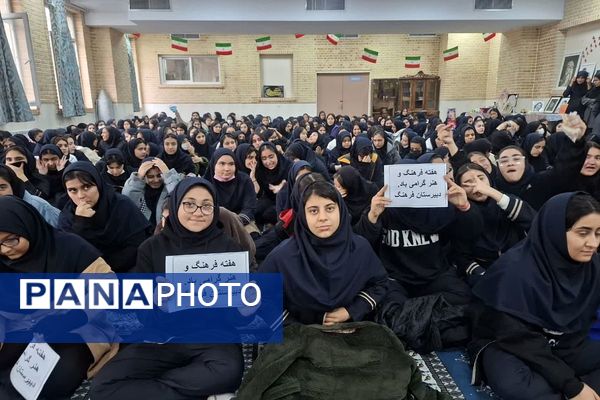 برپایی نمایشگاه هنرهای دست‌ساز در مدرسه فرهنگ قرچک