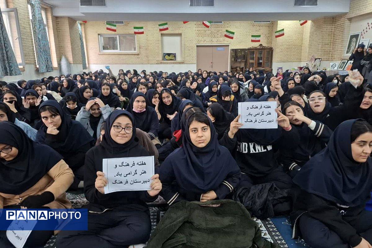 برپایی نمایشگاه هنرهای دست‌ساز در مدرسه فرهنگ قرچک