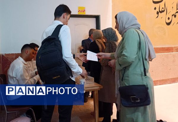 جلسه اولیاء مربیان در دبیرستان نمونه دولتی شهدای علم و فناوری بهارستان دو