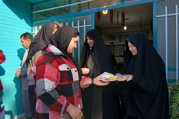  تجلیل از همیاران معلم در دبیرستان فاطمیه
