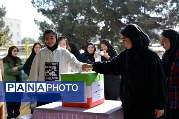 تجربه تمرین دموکراسی دانش‌آموزان مدرسه حکمت در انتخابات شورای دانش‌آموزی