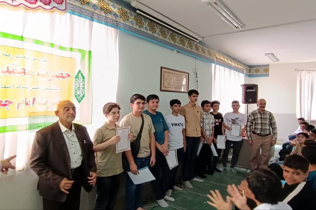  تجلیل از برگزیدگان علمی و فرهنگی دبیرستان حاجی‌زاده کاشان همزمان با هفته وحدت