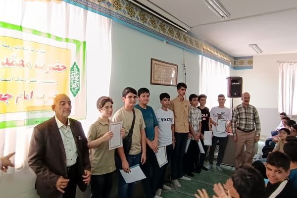  تجلیل از برگزیدگان علمی و فرهنگی دبیرستان حاجی‌زاده کاشان همزمان با هفته وحدت