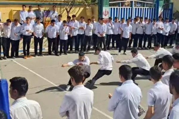 برگزاری مسابقه طناب کشی در دبیرستان نمونه دولتی شهدای علم و فناوری بهارستان‌ دو