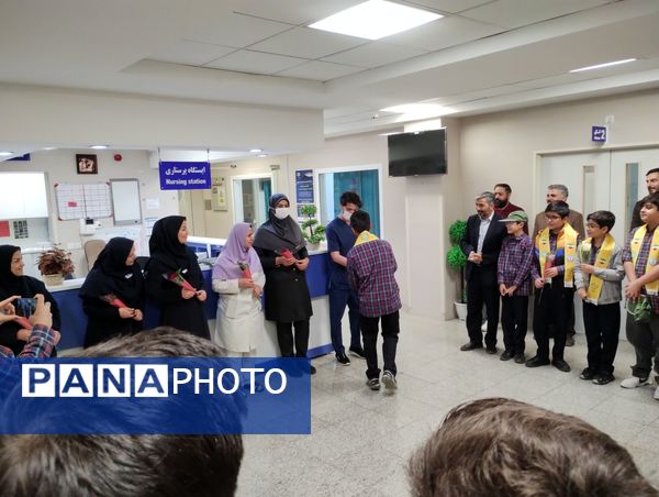 دانشآموزان پیشتاز همدانی، بهارِ میلاد حضرت زینب (س) را با تجلیل از پرستاران بیمارستان بعثت جشن گرفتند