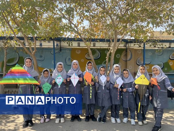 از «درخت آرزوها» تا «نمایشگاه هنری» در جشن روز کودک دبستان احمد کاظمی ۲