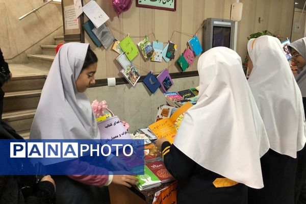 ایجاد غرفه‌های کتاب توسط دانش‌آموزان به مناسبت هفته کتاب و کتابخوانی در ناحیه دو شهرری 