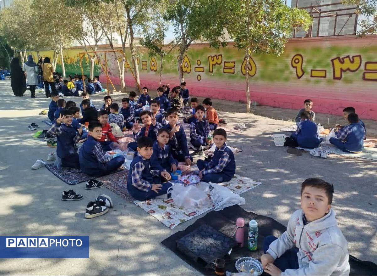 صبحانه سلامت در مدرسه مبین شهرستان شیروان