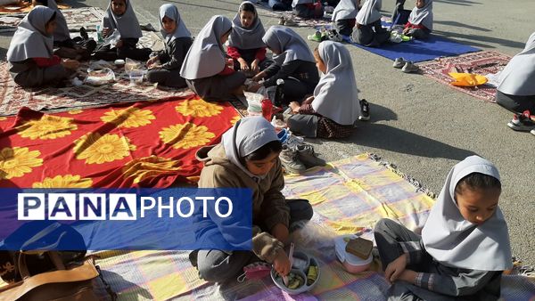 صبح پرانرژی با صبحانه سالم در دبستان نیایش