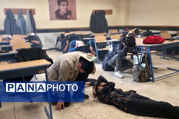 اجرای مانور زلزله با حضور مسئولان در مدرسه استاد مطهری رباط‌کریم