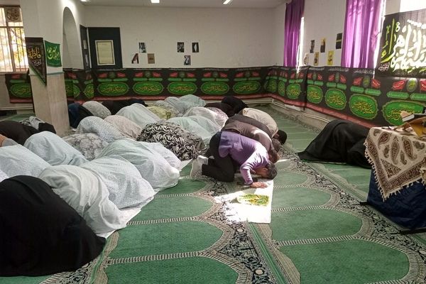  زنگ نماز در هنرستان آفرینش پردیس با حضور امام جمعه و مدیر آموزش و پرورش