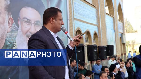  ادای احترام دانش‌آموزان و فرهنگیان شهرستان پاکدشت به مقام شامخ شهیدان مقاومت و شهید سید حسن نصرالله 