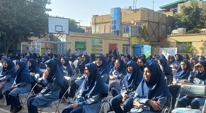 جشن بازگشایی مدارس در دبیرستان دخترانه شاهد شهید شیرودی ناحیه دو