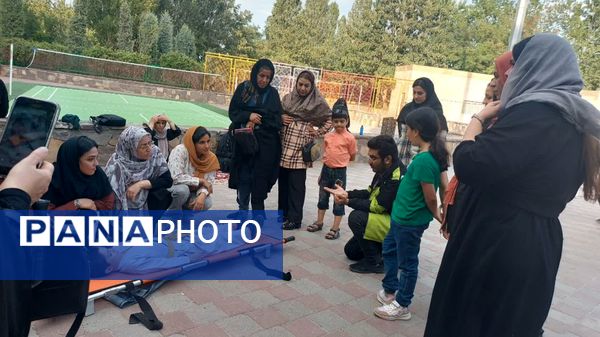 آموزش میدانی چادر زنی و حمل مصدوم برای شهروندان در پارک صادقیه مشهد  