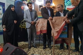 دانش‌آموزان شاهد شیراز در بزرگداشت شهدای همسنگر خود ایستادند