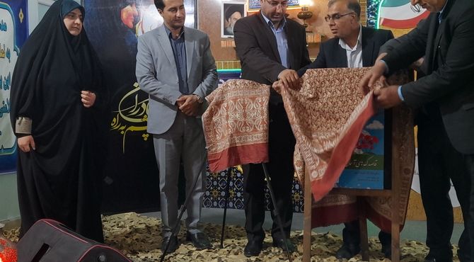 دانش‌آموزان شاهد شیراز در بزرگداشت شهدای همسنگر خود ایستادند