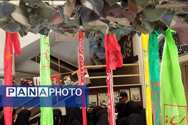 برگزاری نمایشگاه شناخت خطرات و آسیب های جامعه به مناسبت هفته نیروی انتظامی در دبیرستان صدیقه طاهره ناحیه یک شهرری