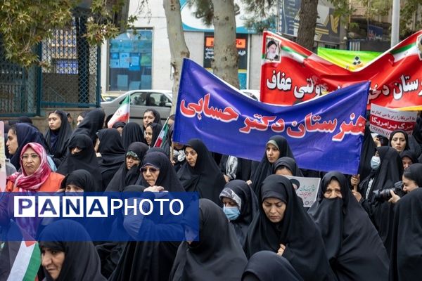 شرکت پرشور دهه هشتادی و نودی‌‌های شهر محلات در یوم‌الله ۱۳ آبان