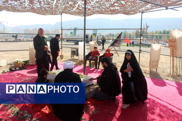 جلوه‌هایی از حضور نوجوانان در مراسم تشییع و خاکسپاری شهدای گمنام