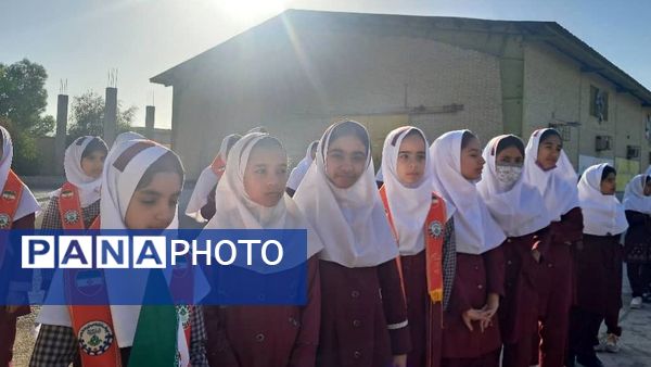 دیدار صمیمانه مأموران نیروی انتظامی با دانش‌آموزان دبستان استقلال 