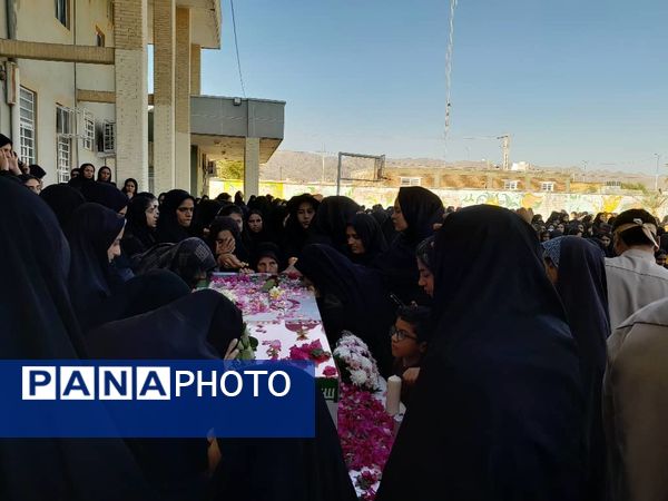 تشییع پیکر شهید گمنام بر دستان دانش‌آموزان هنرستان ابرار منوجان در ایام فاطمیه