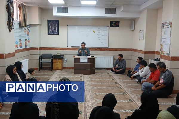 جلسه انجمن اولیاء و مربیان در دبیرستان بشارت بهارستان دو