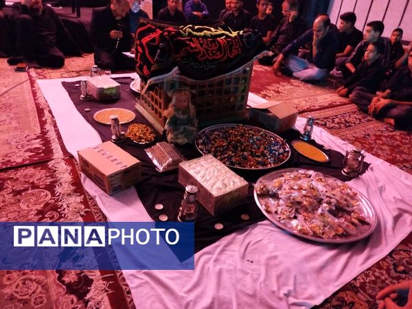 برپایی سفره حضرت رقیه(ص) در حسینه حسینی روستای رزق آباد شهرستان کاشمر