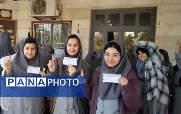 انتخابات شورای دانش آموزی دردبیرستان دوره اول ارمینه مصلی نژاد ناحیه ۶