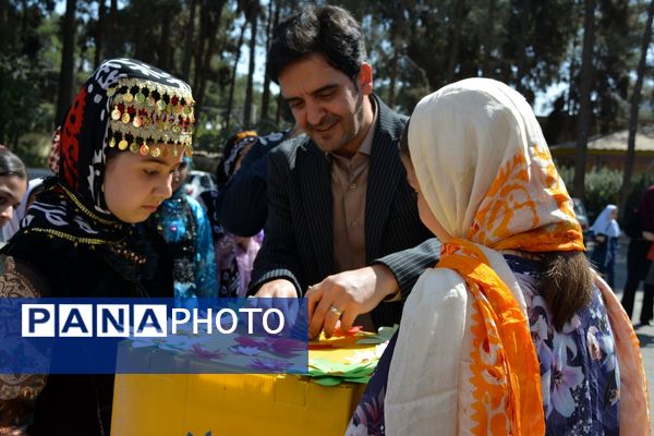 جشن عاطفه‌ها؛ لبریز از مهربانی در دبستان دخترانه قدر بهارستان ۲