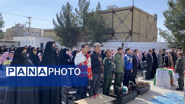 نواختن زنگ جشن نیکوکاری در دبستان زینب قهرمانی مه ولات
