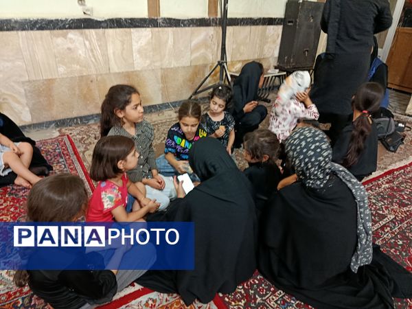 حضور کودکان در مراسم شب ششم محرم در حسینیه حیدری شهرستان کاشمر 