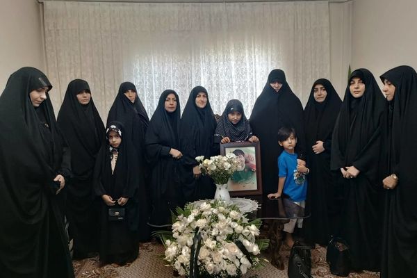تجدید میثاق معلمان دبستان شهید آتوت با آرمان‌های شهدا در دیدار با خانواده شهدای حمله اخیر صهیونیستی