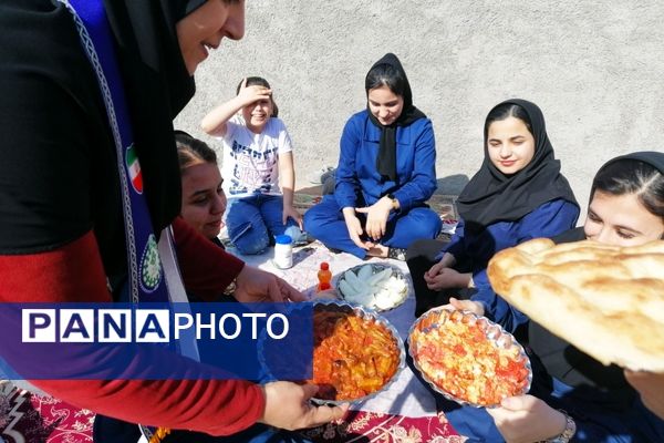 جشن انقلاب در دبیرستان حضرت فاطمه (س) و هنرستان عفاف، شهر تیتکانلو