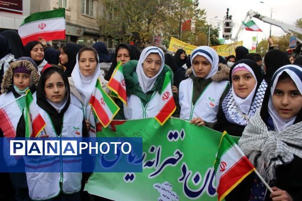 حضور دانش‌آموزان زنجانی در راهپیمایی روز ۱۳ آبان 