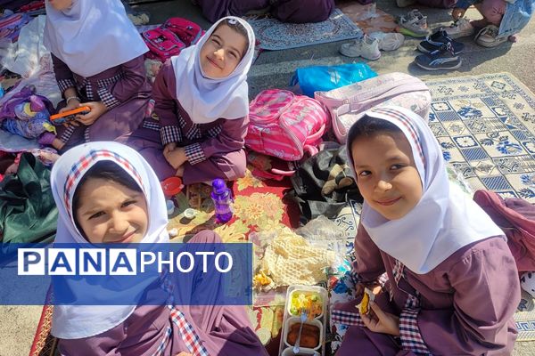 شادی و هیاهوی کودکان در اردوی درون مدرسه‌ای  آموزشگاه ایران ۲ به مناسب هفته ملی کودک 