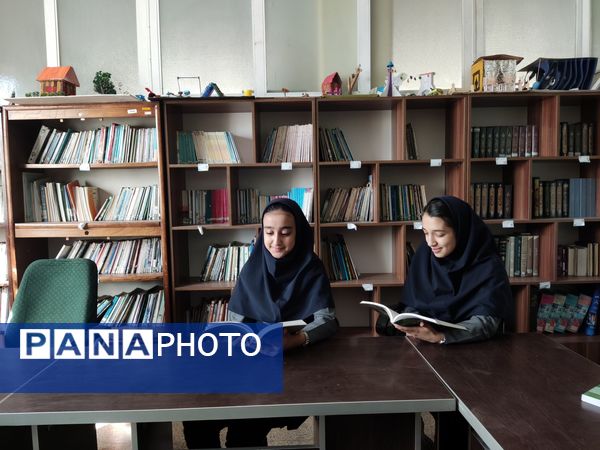  نمایشگاه کتاب به مناسبت هفته کتاب و کتابخوانی در آموزشگاه شهدای معلم ۲