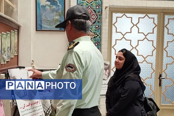 برگزاری نمایشگاه شناخت خطرات و آسیب های جامعه به مناسبت هفته نیروی انتظامی در دبیرستان صدیقه طاهره ناحیه یک شهرری