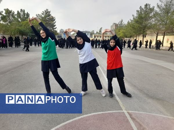 اجتماع مادران و دختران در ورزش صبحگاهی دبیرستان شاهد هاجر
