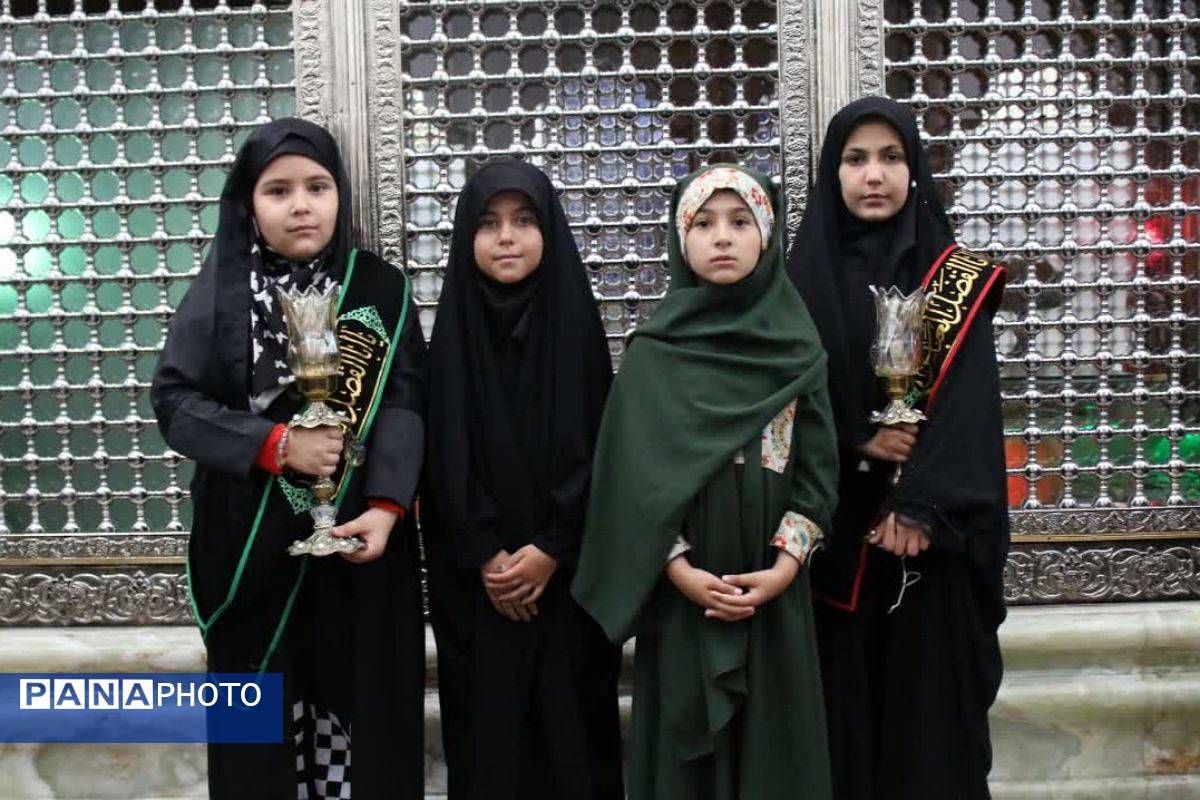 اجتماع خادمین حرم بی بی سکینه خاتون(س) در گلزار شهدا و حرکت به سوی حرم اُخت الرضا (ع)