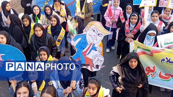 حضور پرشور دانش‌آموزان در راهپیمایی روز ۱۳ آبان