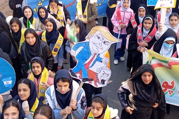 حضور پرشور دانش‌آموزان در راهپیمایی روز ۱۳ آبان