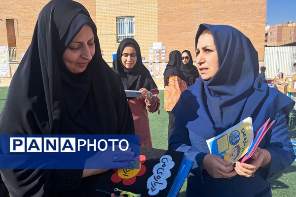  برپایی نمایشگاه  آثار دانش‌آموزان در مدرسه غیاث‌الدین جمشید کاشانی ملارد 