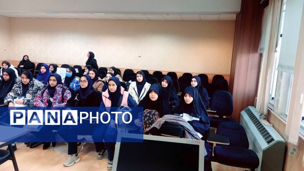 بازدید دانش‌آموزان مدارس هیأت امنایی فرزانگان و شهدای مدافع حرم از دانشگاه صنعتی شریف 