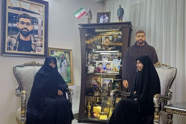 حسین از کودکی در مسجد حضور فعال داشت