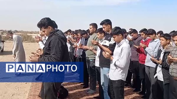اقامه نماز باران در دل کویر توسط دانش‌آموزان هنرستان شهید رجایی زارچ