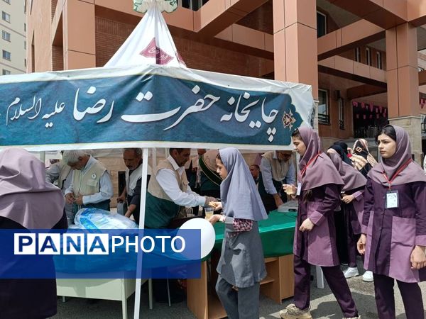 پرچم گردانی آستان قدس رضوی در مدارس منطقه پردیس به مناسبت دهه کرامت