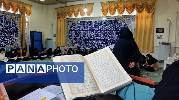 محفل انس با قرآن در دبیرستان نمونه دولتی حضرت زینب (س)