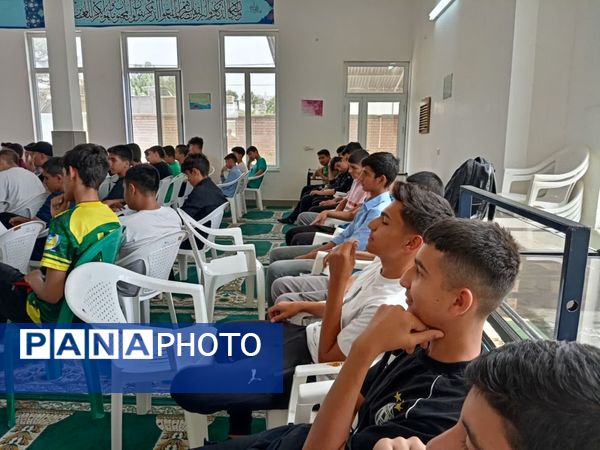 حضور جمعی از اعضای دبیرستان نمونه آیت‌الله خامنه‌ای در مدرسه نمونه دانش