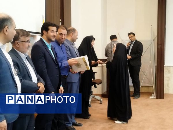تجلیل از اصحاب رسانه توسط فرماندار و شهرداری‌های برخوار در سالن فرمانداری برخوار 