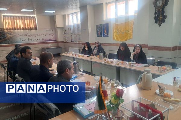  جلسه مدیران قطب ۵ دوره ابتدایی در مدرسه قائم(عج) بهارستان‌دو